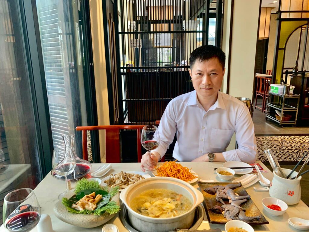 rượu vang ăn với gì
