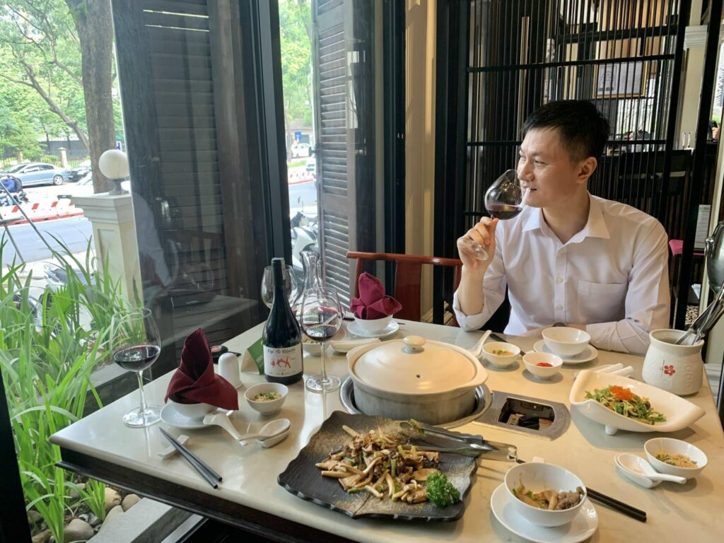 rượu vang ăn với gì