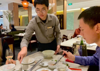 Rượu Vang Trắng Chenin Blanc và Chả Cá Hà Nội chấm Mắm Tôm