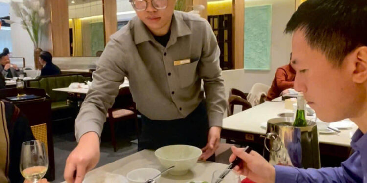 Rượu Vang Trắng Chenin Blanc và Chả Cá Hà Nội chấm Mắm Tôm