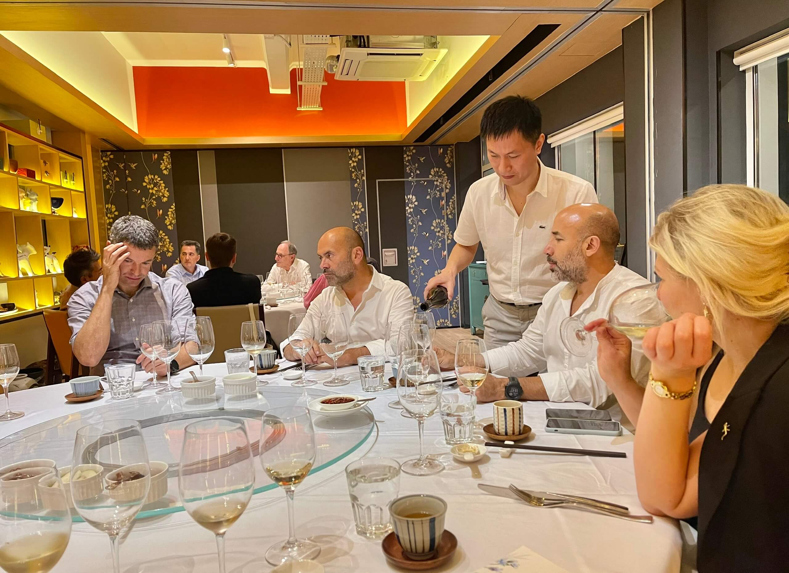 Fast Food vs Slow Food: Hai thế giới đối lập trong ẩm thực Phương Tây!