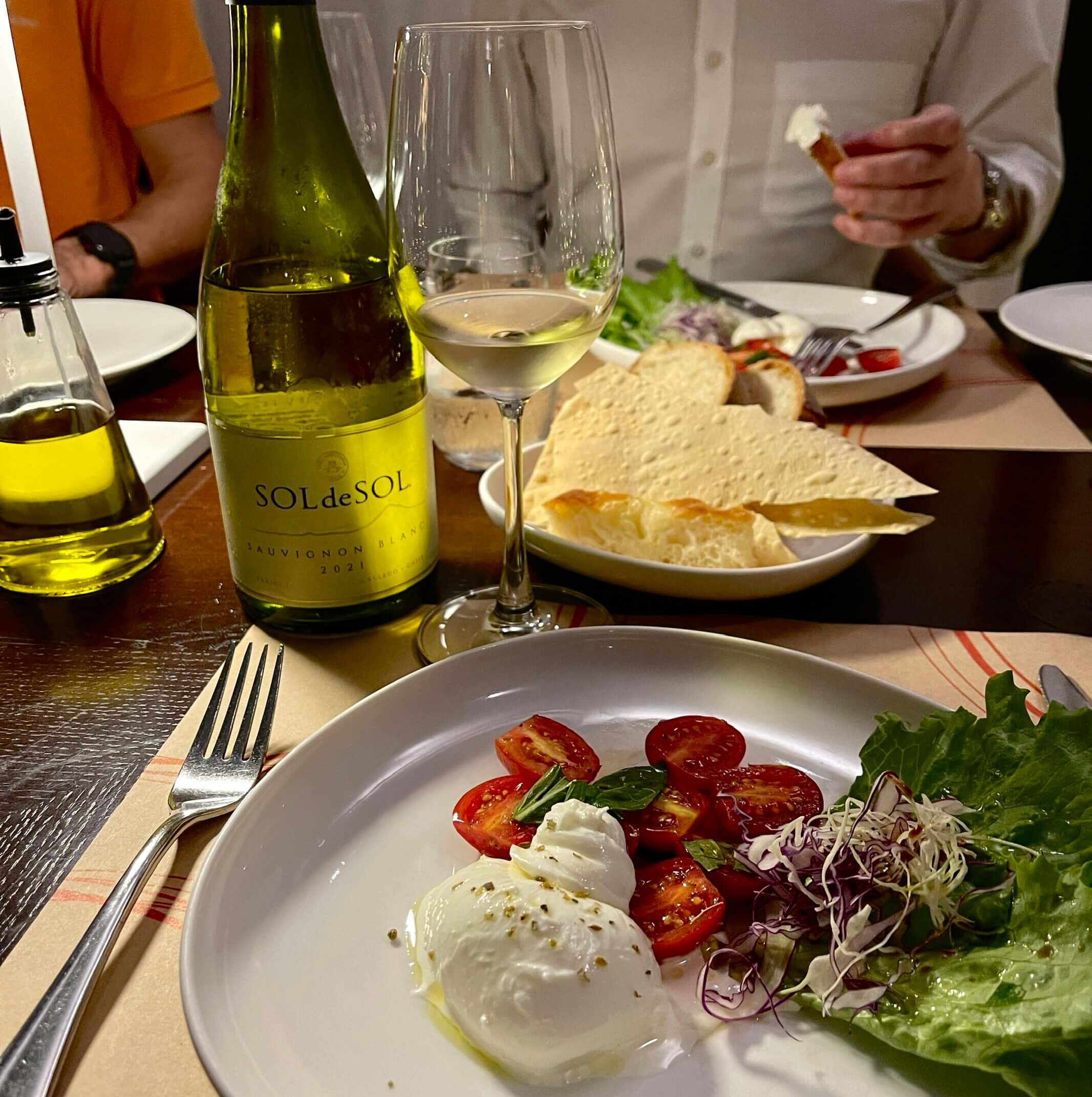 Fast Food vs Slow Food: Hai thế giới đối lập trong ẩm thực Phương Tây!