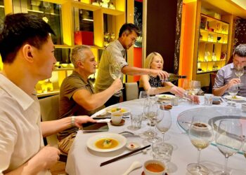 Fast Food vs Slow Food: Hai thế giới đối lập trong ẩm thực Phương Tây!