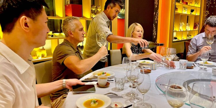 Fast Food vs Slow Food: Hai thế giới đối lập trong ẩm thực Phương Tây!