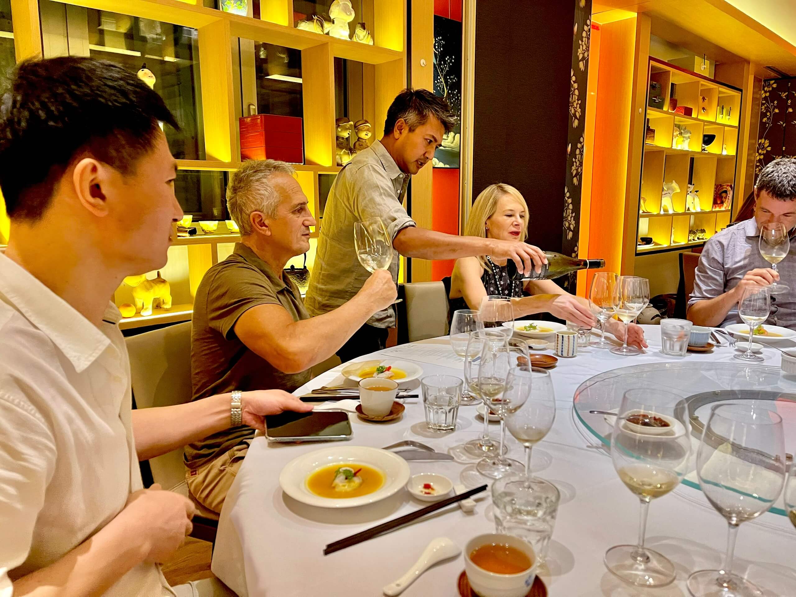 Fast Food vs Slow Food: Hai thế giới đối lập trong ẩm thực Phương Tây!