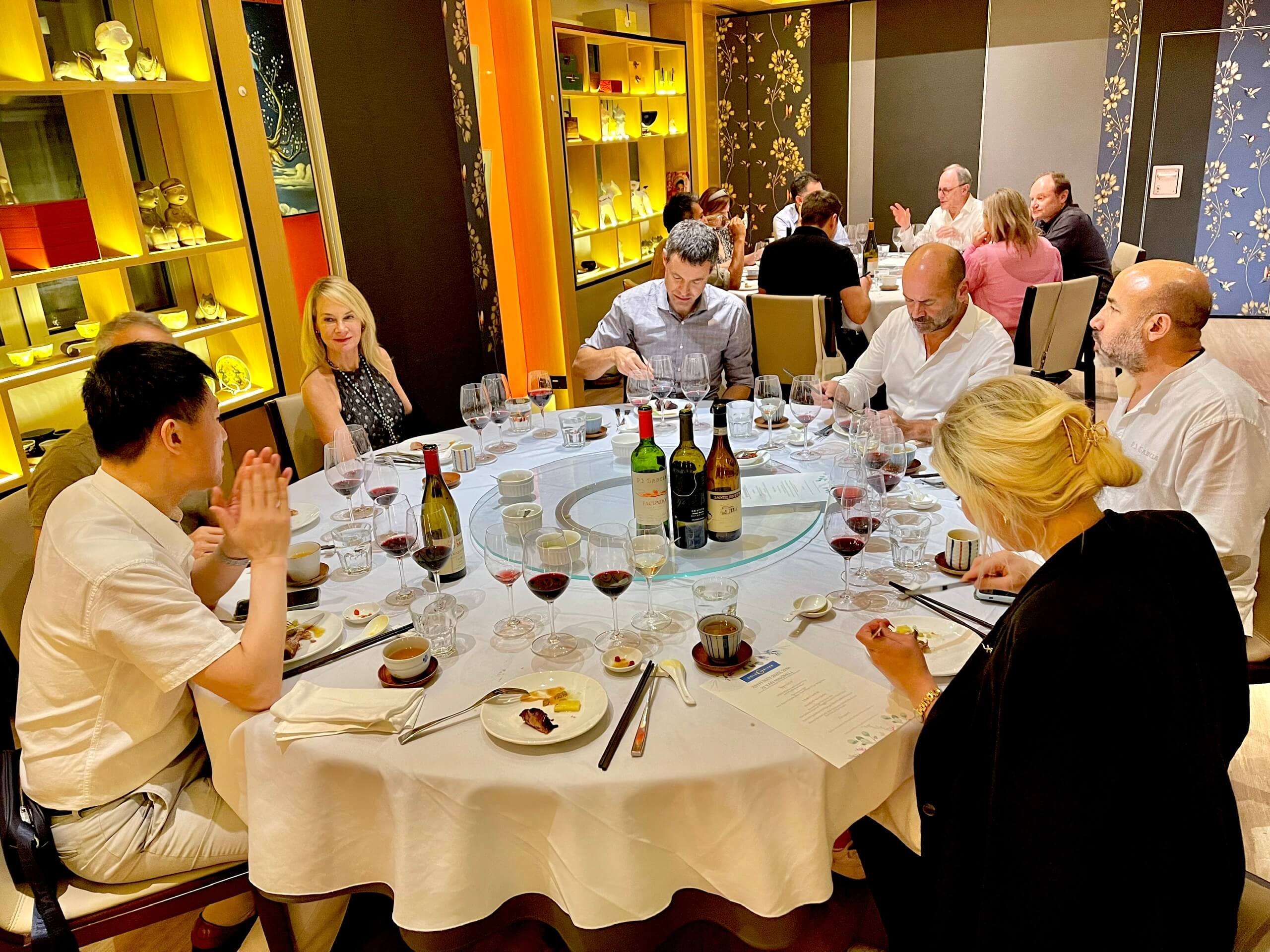 Fast Food vs Slow Food: Hai thế giới đối lập trong ẩm thực Phương Tây!